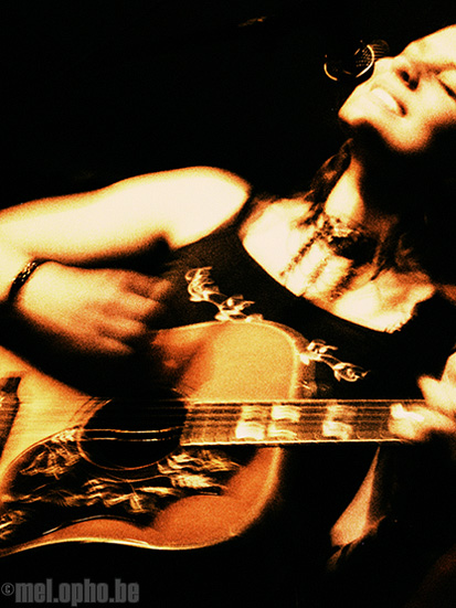 Antje Duvekot at Club Passim, April 5, 2008. Photo by Jenny Rushlow.