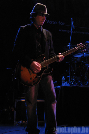 Matt White at Bowery Ballroom, November 3, 2008. Photo by Anna Gillespie.