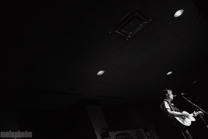 Tom Brosseau at 18th Floor, March 20, 2009. Photo by Joshua Bean.