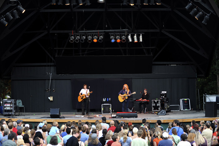 Indigo Girls at Oregon Zoo, July 24, 2009. Photo by Angel Priest and Joshua Bean.
