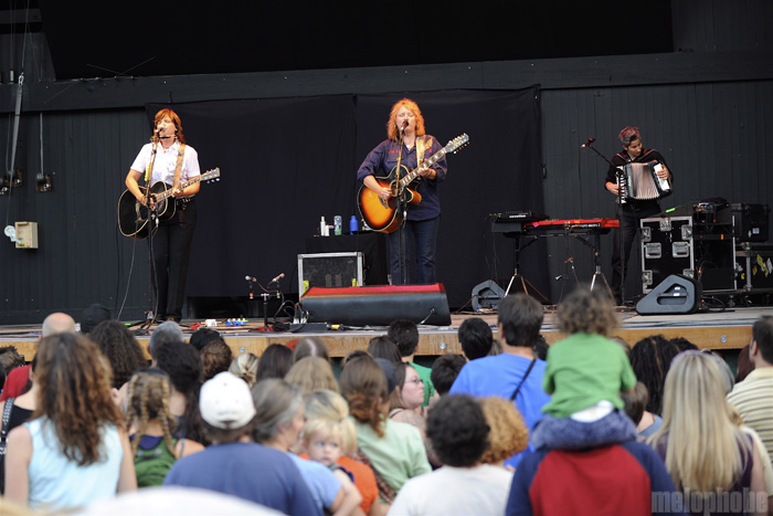 Indigo Girls at Oregon Zoo, July 24, 2009. Photo by Angel Priest and Joshua Bean.