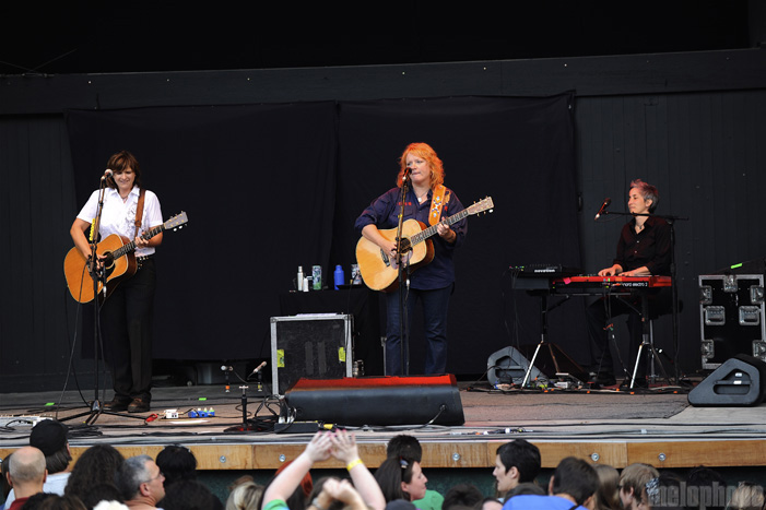 Indigo Girls at Oregon Zoo, July 24, 2009. Photo by Angel Priest and Joshua Bean.