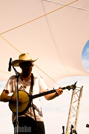 Justin Townes Earl at Pendarvis Farm, August 1, 2009. Photo by Ian McNeil and Steve Benoit.