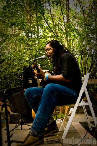Alvin Youngblood Hart at Pendarvis Farm, August 2, 2009. Photo by Ian McNeil and Steve Benoit.