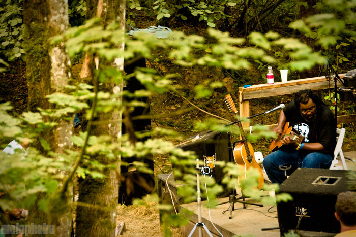 Alvin Youngblood Hart at Pendarvis Farm, August 2, 2009. Photo by Ian McNeil and Steve Benoit.