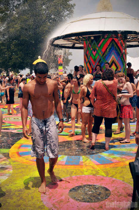 Photo Spectacular! - Bonnaroo 2010, June 10, 2010. Photo by Chris Barth and Hayley Kennedy.